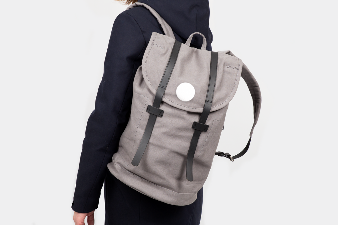 Reflective pin on bag #color_silver