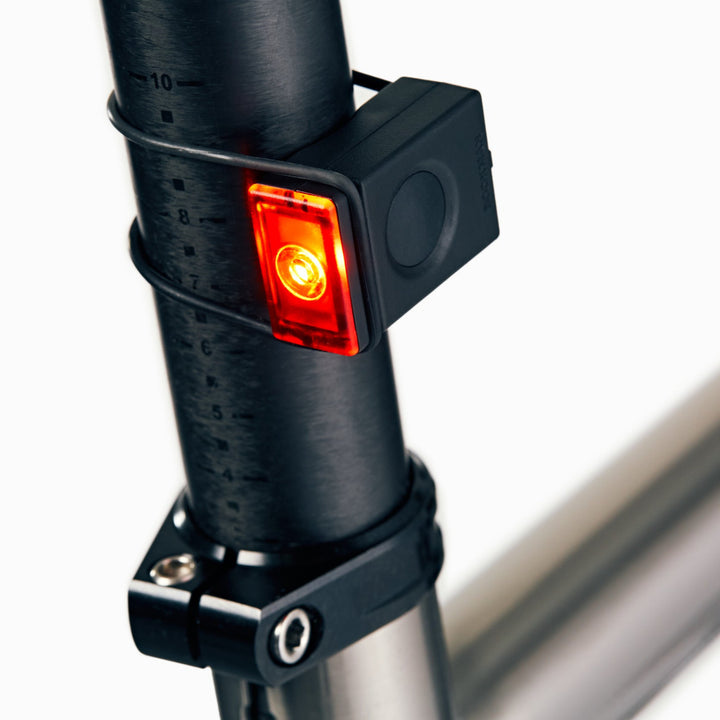 Block Light rear on seatpost with steady light #color_black