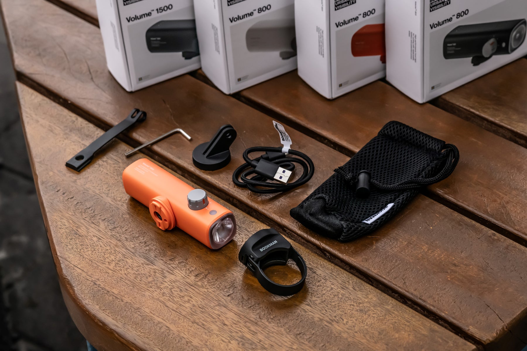 In the packing details for Volume 800 bicycle light orange. Charging cable, tool, handlebar mount, pouch for bike light, go-pro adapter. Photo from Pentagon Thaiwan